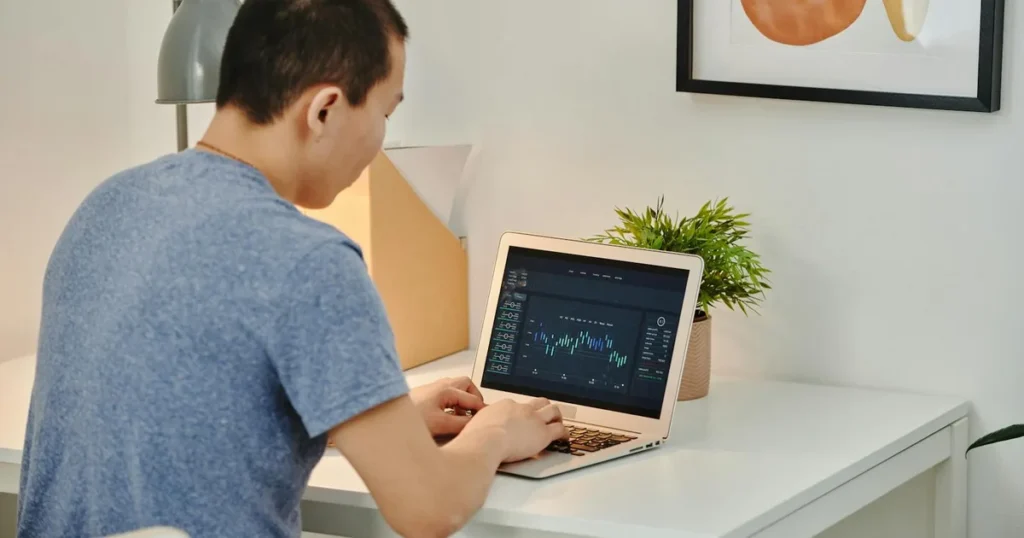 ZZP'er werkt thuis op laptop aan boekhouding en financiële administratie