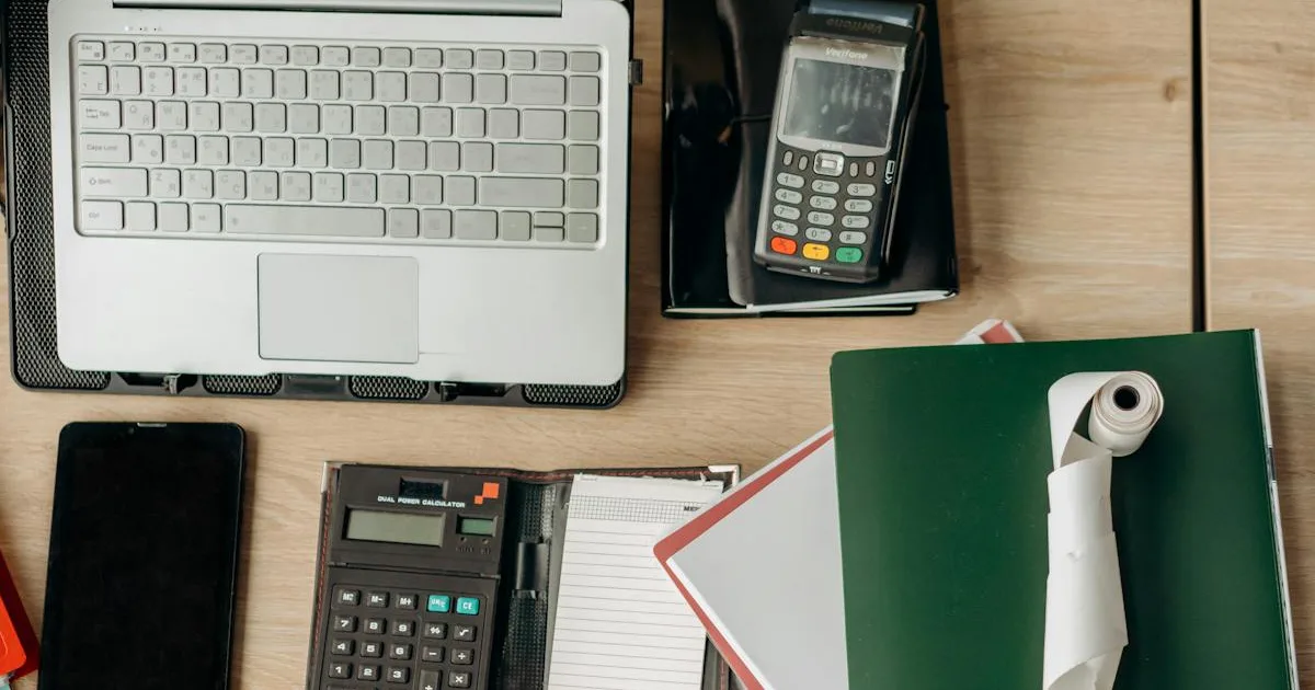 Bureau met laptop, calculator en documenten voor Snelstart boekhoudsoftware review