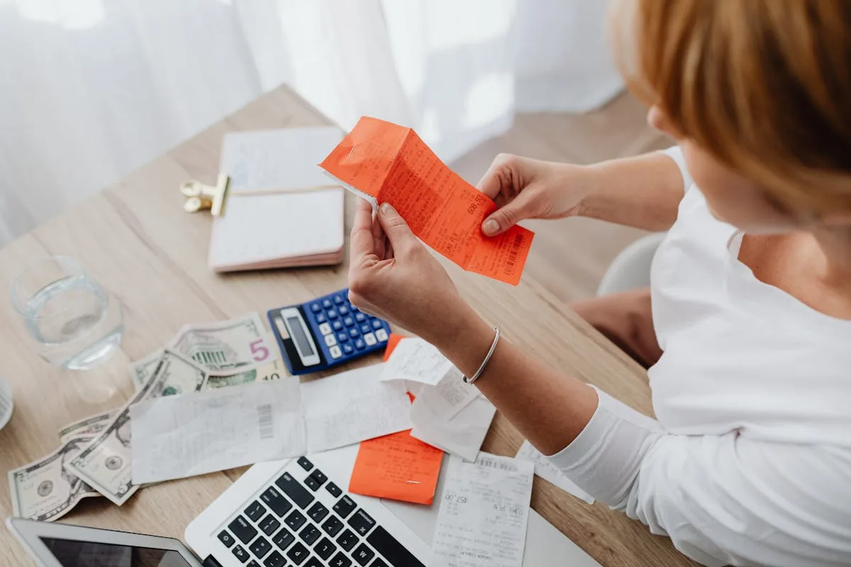 ZZP-er berekent Snelstart prijs met calculator op thuiskantoor