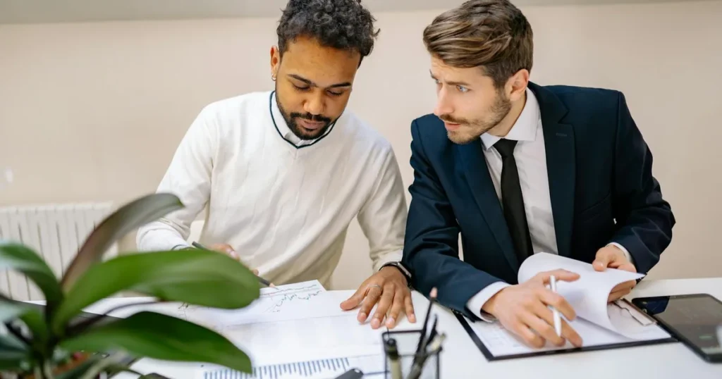 Twee professionals vergelijken Snelstart vs e-Boekhouden boekhoudsoftware voor ZZP'ers