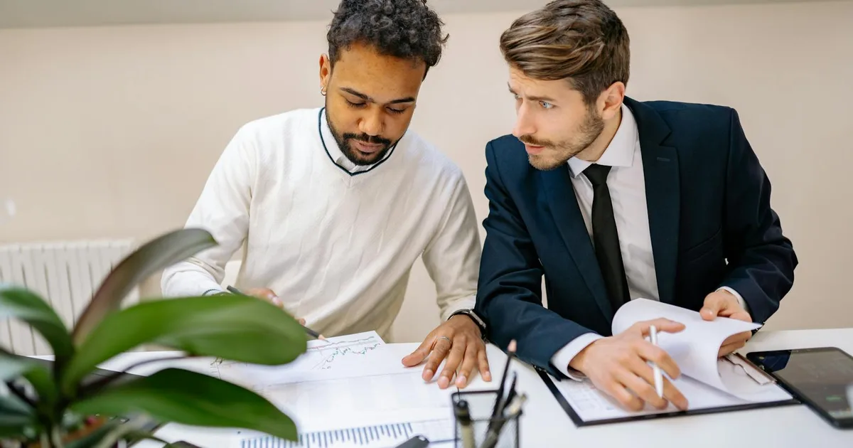 Twee professionals vergelijken Snelstart vs e-Boekhouden boekhoudsoftware voor ZZP'ers