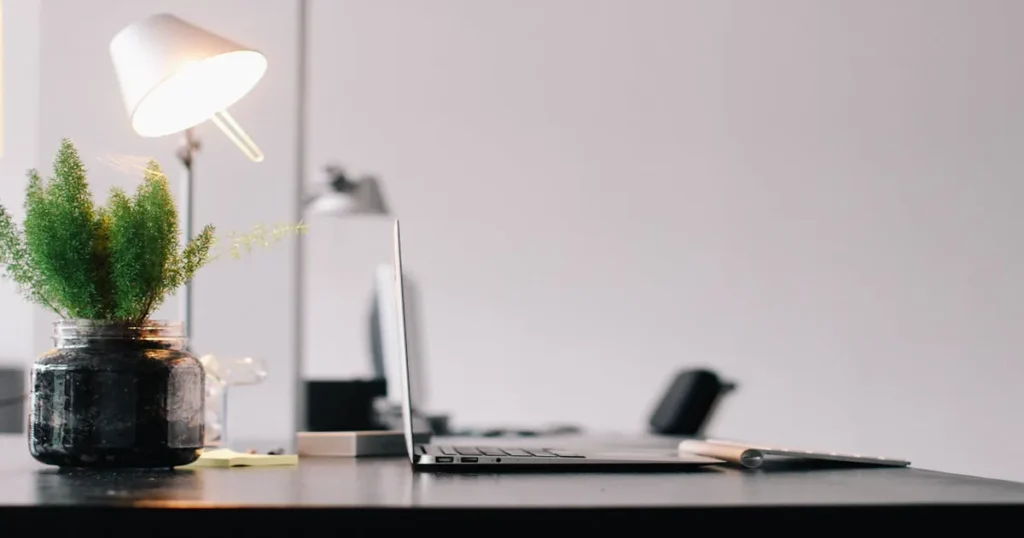 Modern kantoor met laptop en notitieboek voor boekhoudsoftware vergelijking Snelstart Exact Online